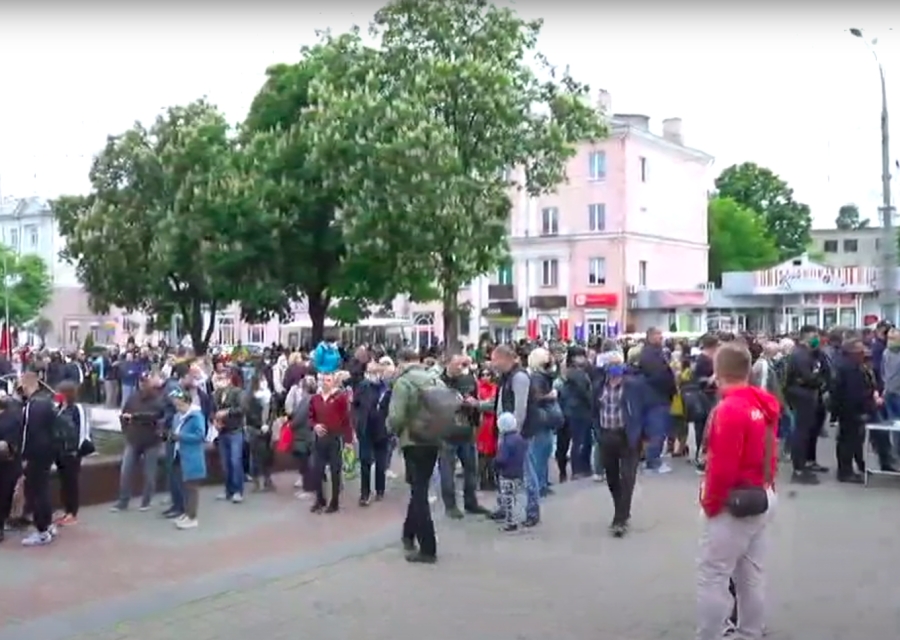 Сотни людей пришли поддержать Тихановского в Гомеле