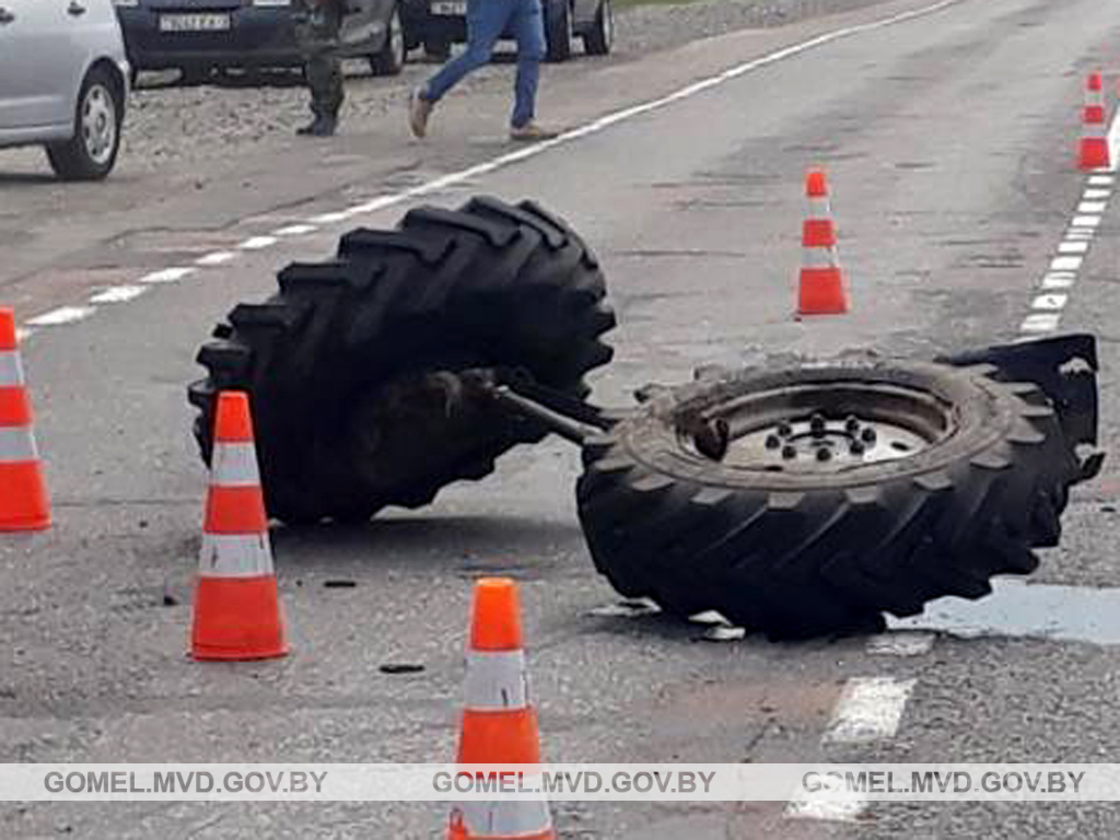 Трактор и грузовик столкнулись в Мозырском районе