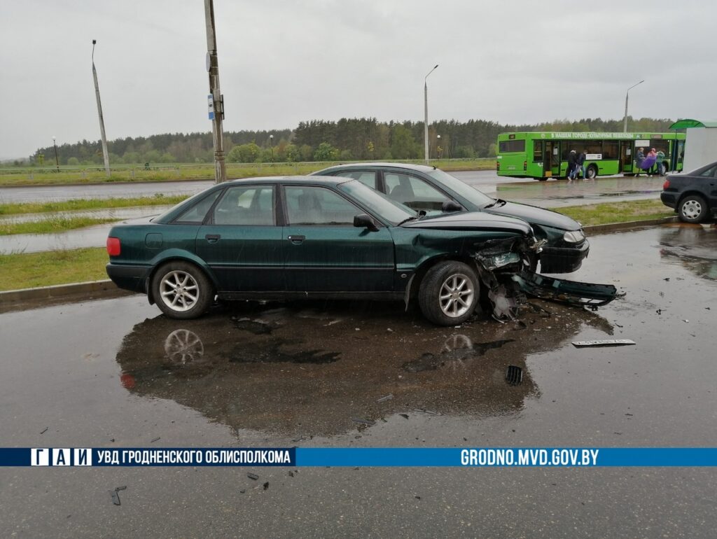 В Гродно водитель Peugeot протаранил две машины, фонарный столб и скрылся по встречке