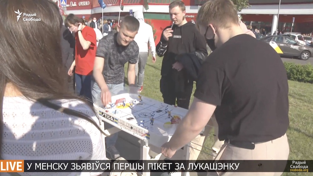 "Вам не стыдно продавать страну?" Пикет за Лукашенко в Минске: видео