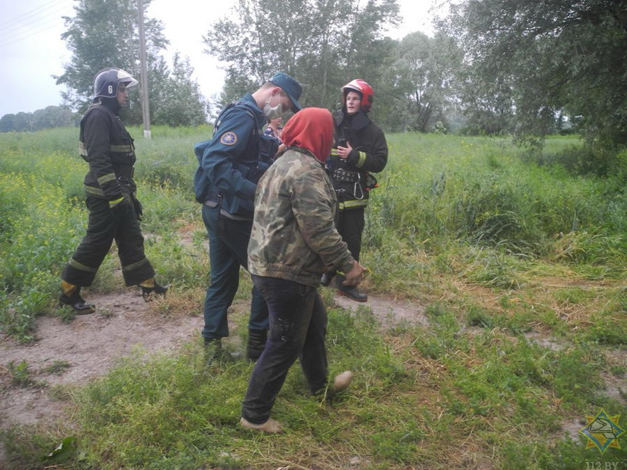 В поле под Гомелем женщина провалилась в колодец