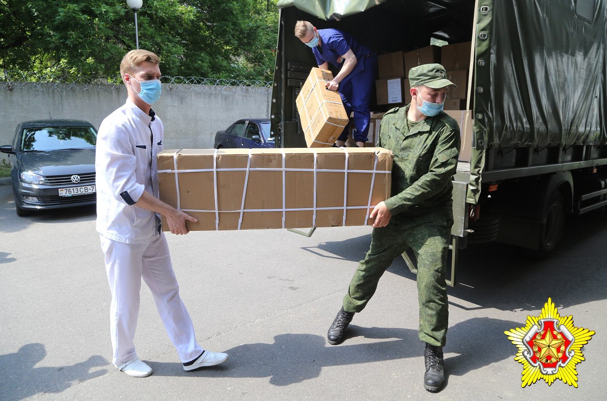 Минобороны КНР передало беларусским военным медикам гуманитарную помощь