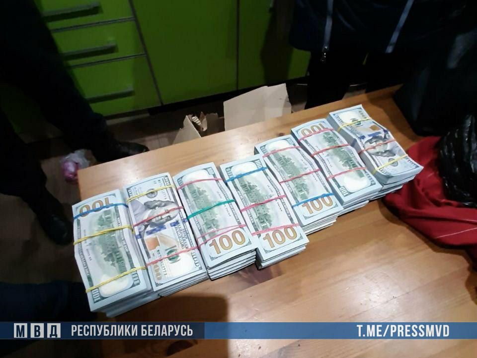 МВД показало деньги, найденные у Тихановского