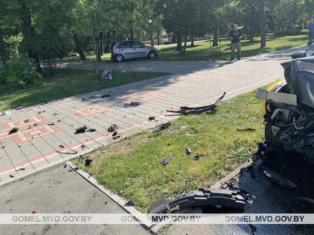 Таксист уснул за рулем и протаранил три машины в Гомеле