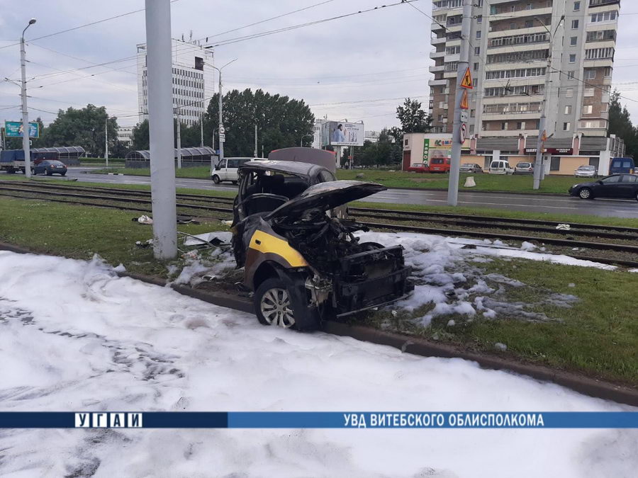 В Витебске такси врезалось в столб и загорелось