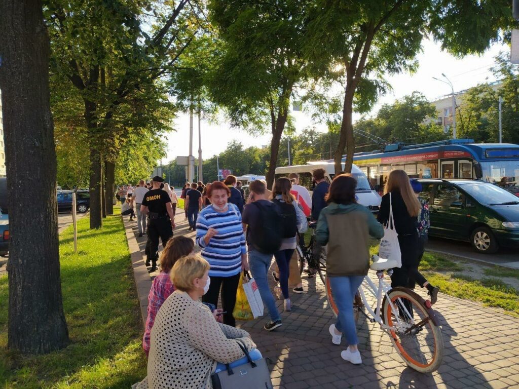 В Минске ОМОН задерживает людей на акциях протеста