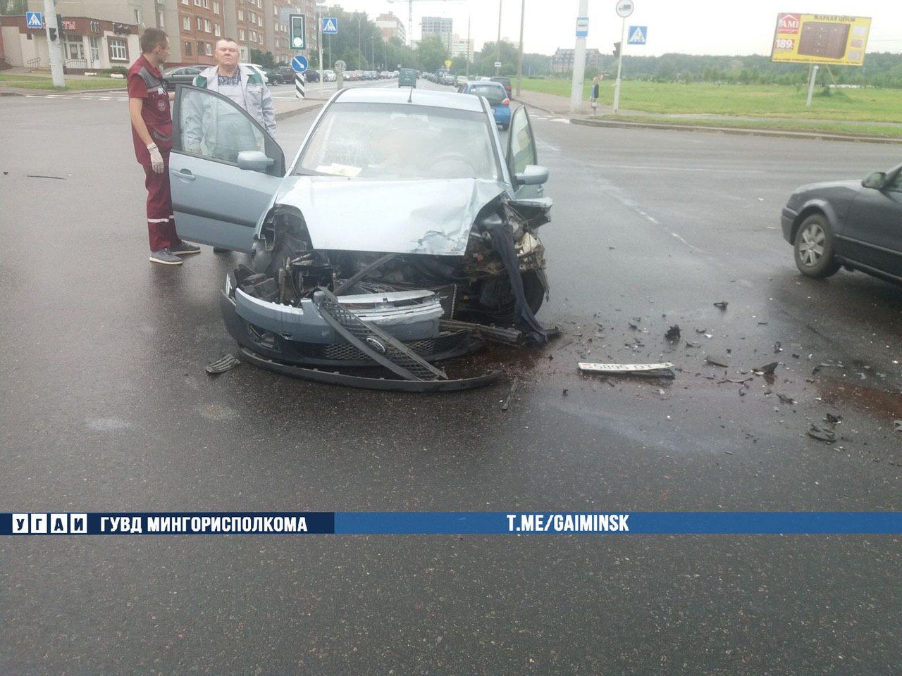 Renault после ДТП вылетел на тротуар и сбил мужчину в Минске