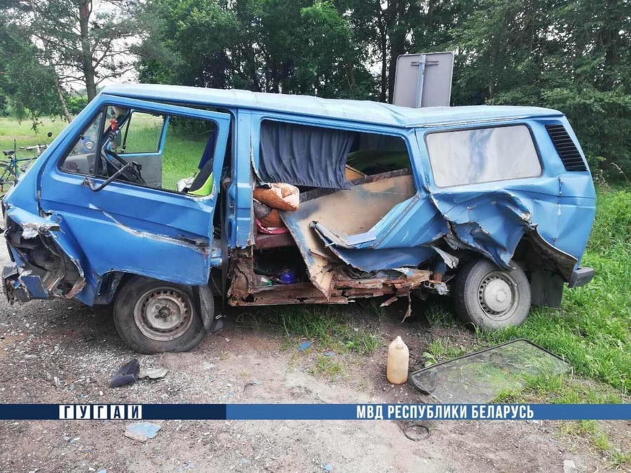 Под Малоритой столкнулись легковушка и молоковоз