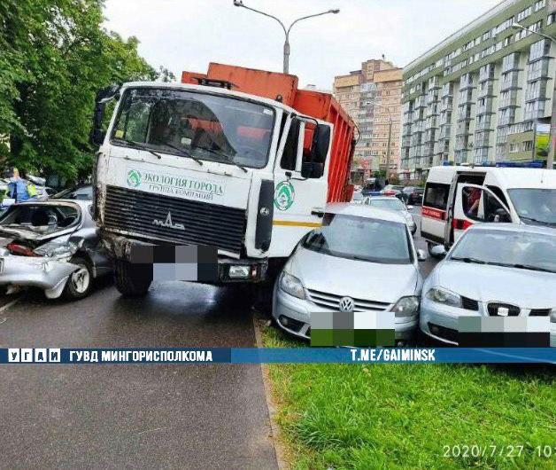 Фотофакт: мусоровоз повредил несколько машин в Минске