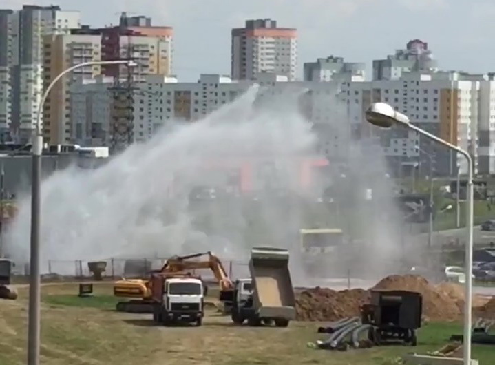 В Минске на улице Горецкого прорвало трубу. Получился шикарный фонтан