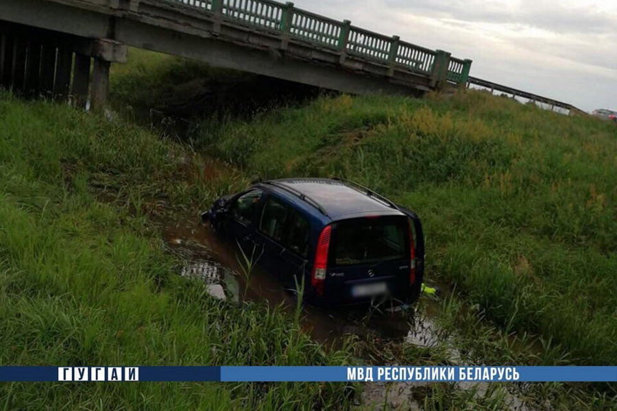 Мужчина опрокинулся в мелиоративный канал на авто в день своего рождения