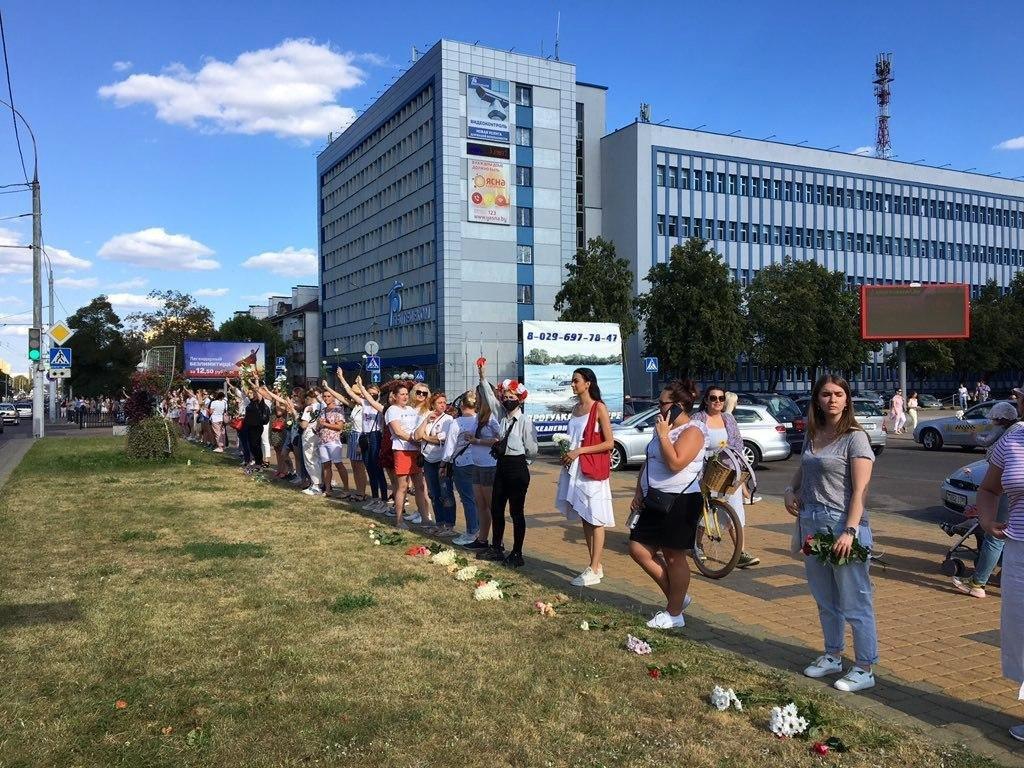 Люди выходят на стихийные акции солидарности по всей Беларуси