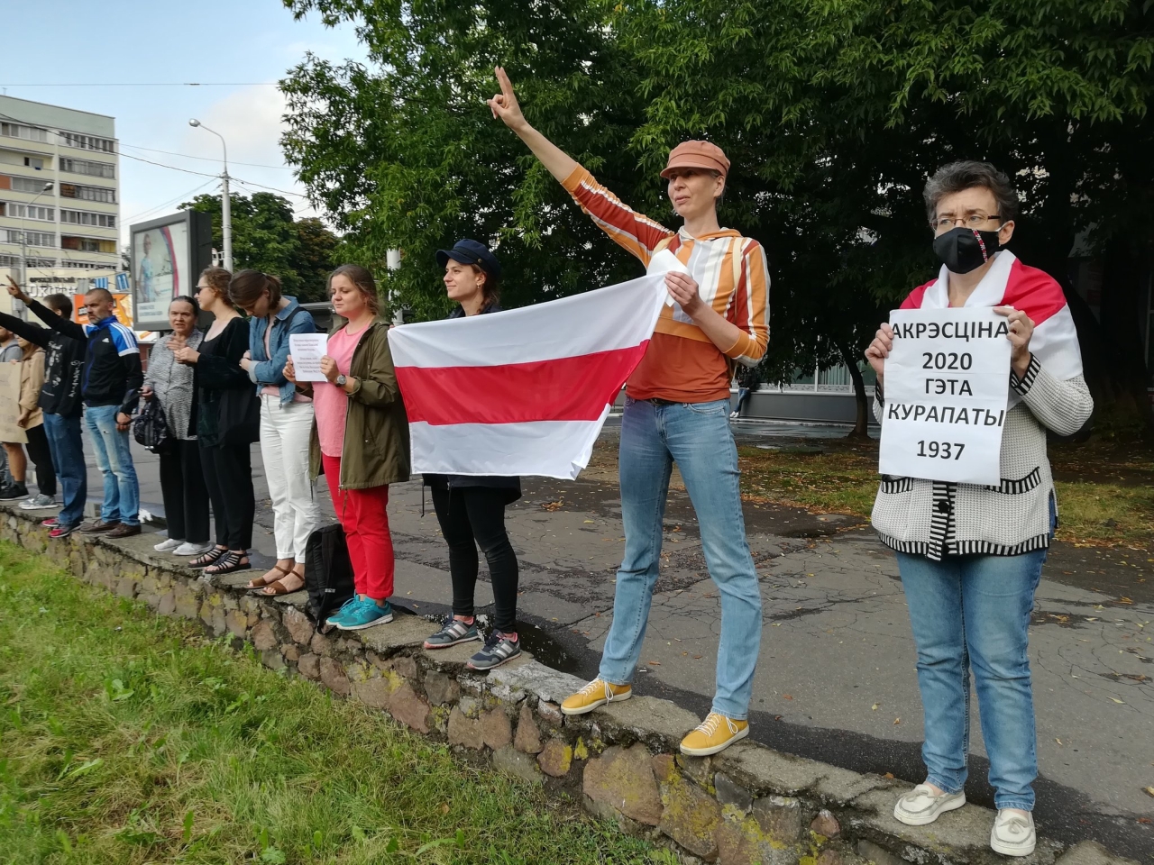 В Минске выстроилась «цепь покаяния» от Куропат до Окрестина