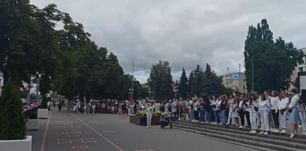 Люди выходят на стихийные акции солидарности по всей Беларуси