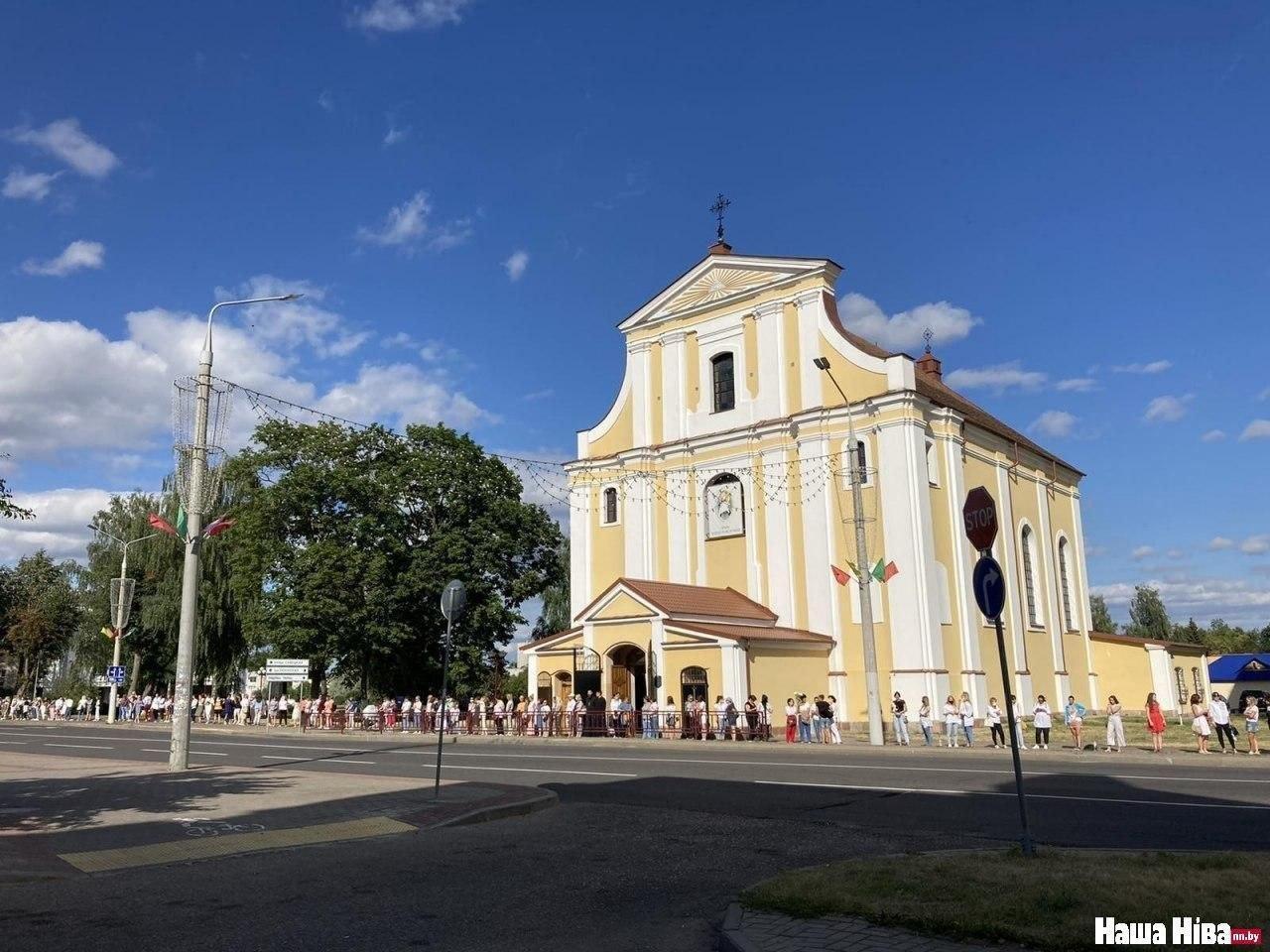 Люди выходят на стихийные акции солидарности по всей Беларуси