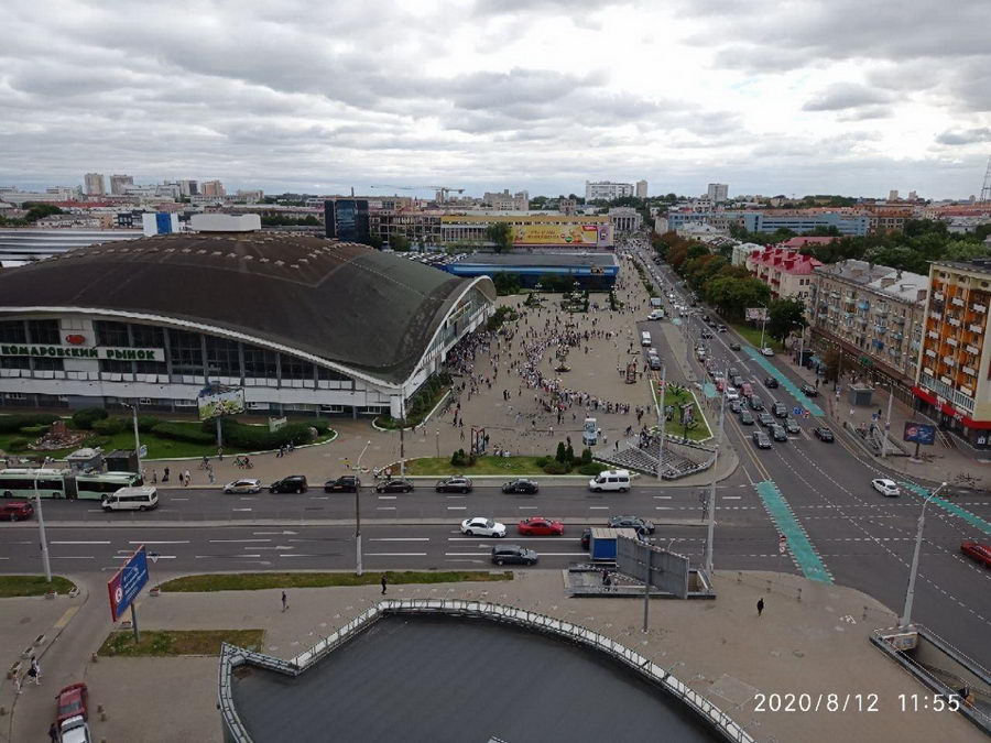 В Минске женщины в белом вышли с призывом прекратить насилие