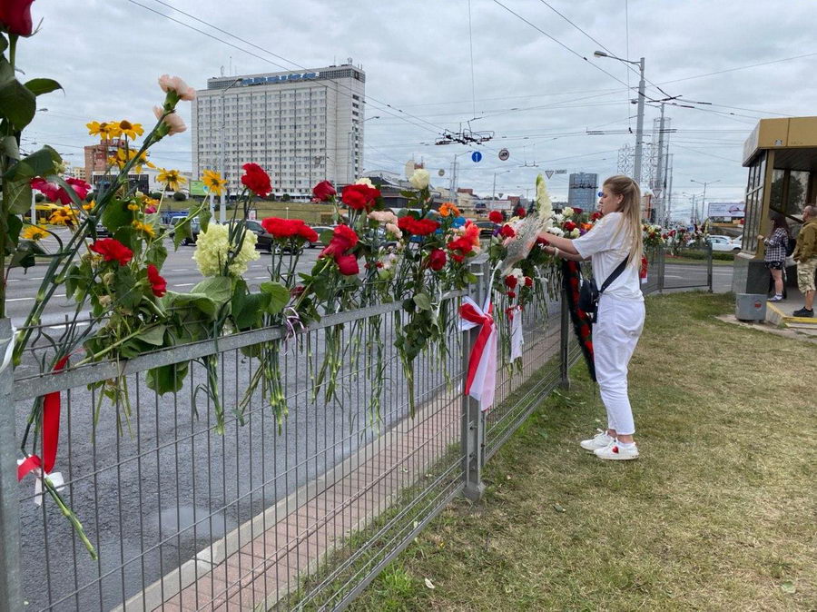 К месту гибели участника протестов в Минске несут цветы