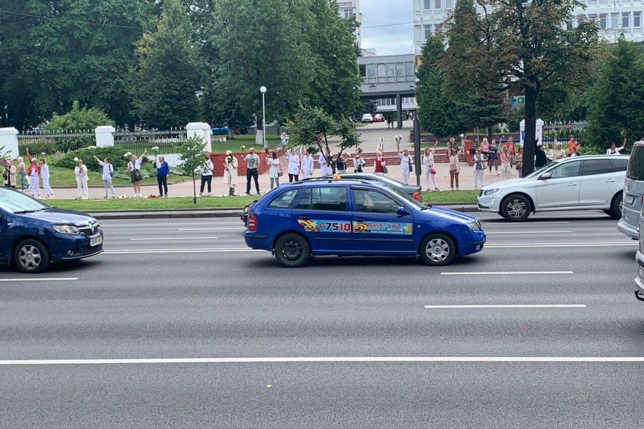 Тысяча женщин вышла на акцию против насилия в Минске