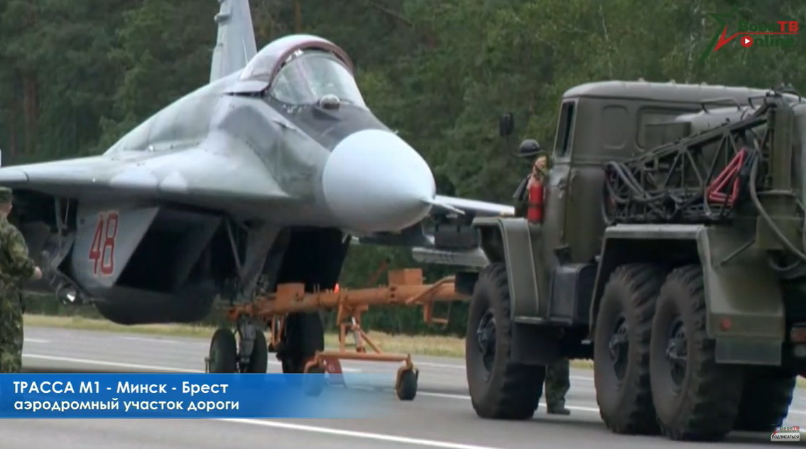 Беларусские военные летчики посадили истребители на трассу М1