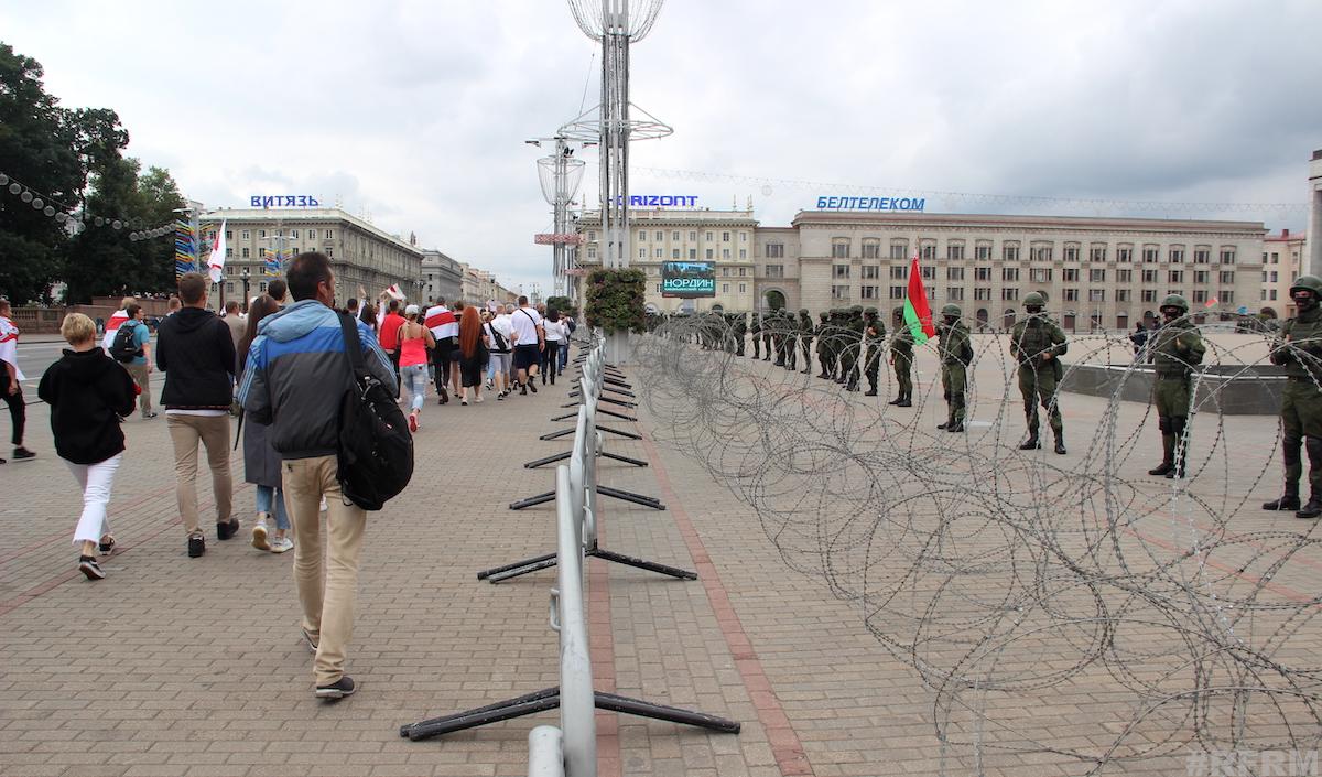 Октябрьскую площадь в Минске охраняли бойцы 120-й механизированной бригады