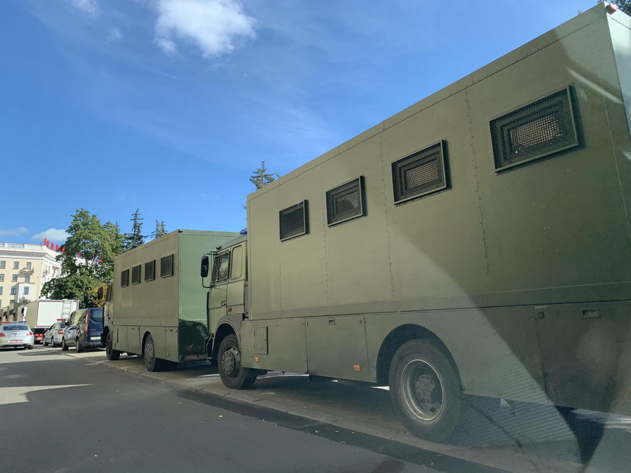 В центре Минска снова ограждения, силовики и спецтехника