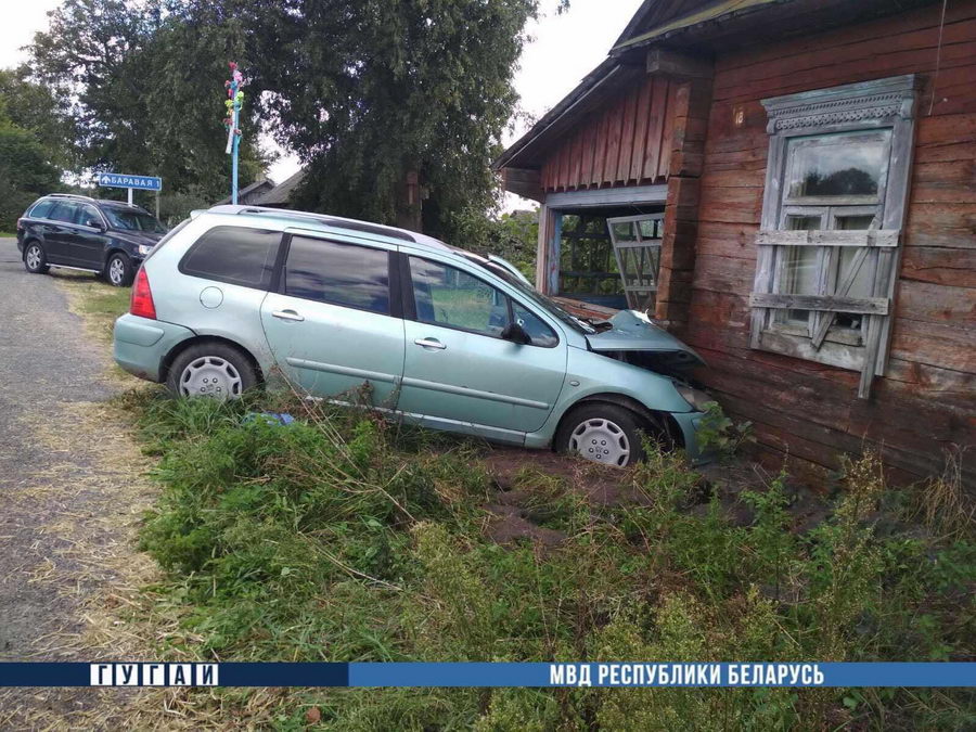 В Ивановском районе авто врезалось в дом