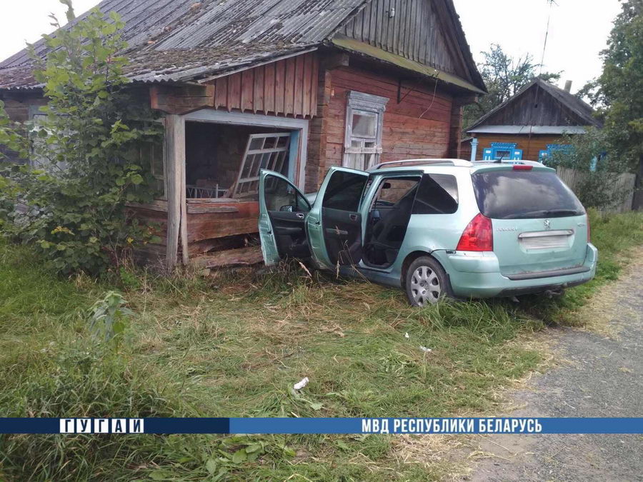 В Ивановском районе авто врезалось в дом