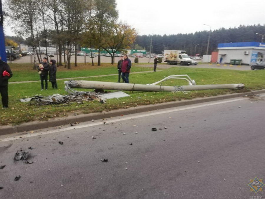 Авто врезалось в столб на МКАД