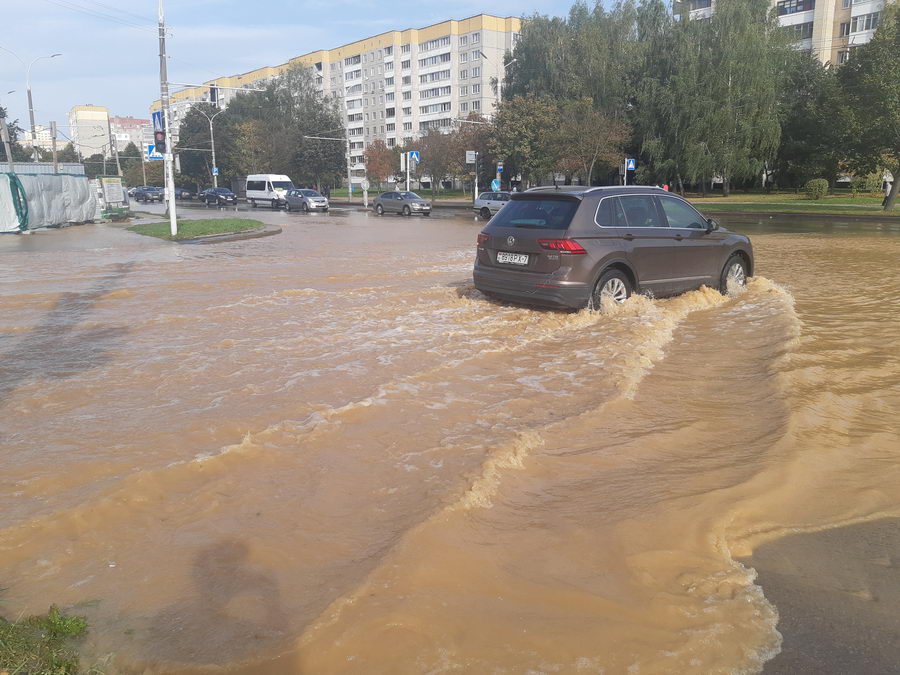 В Минске затопило улицу Лобанка. Видеофакт