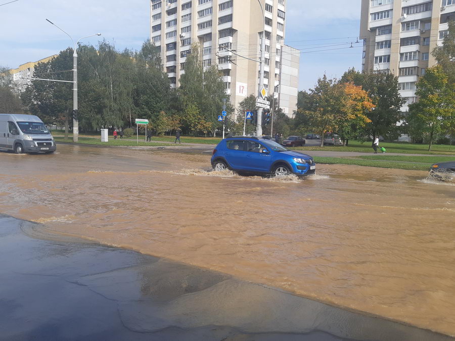 В Минске затопило улицу Лобанка. Видеофакт