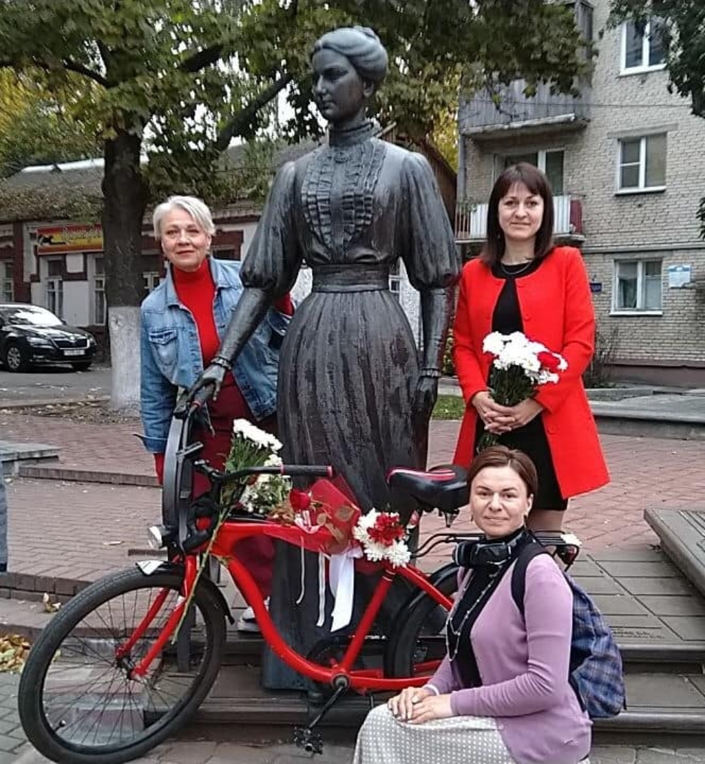 В Гомеле пять женщин задержали за возложение цветов «в одежде политических цветов»