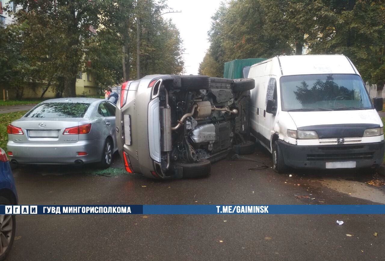 Lexus лег на бок между двумя автомобилями в Минске