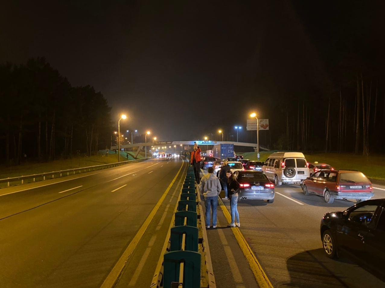 Перекрытые дороги, горящие покрышки: протесты в Минске вечером понедельника