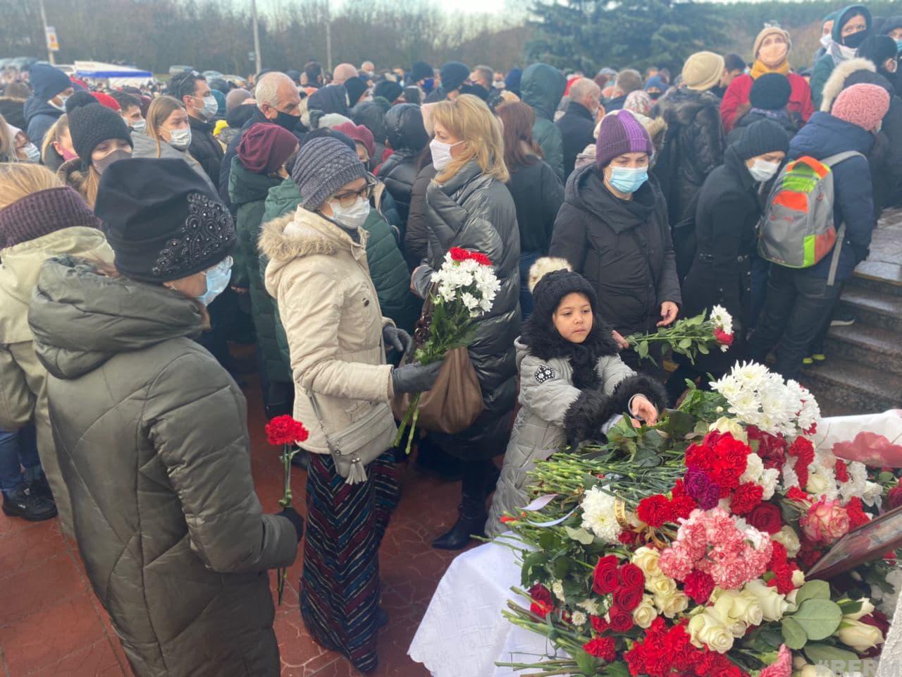 Тысячи людей пришли на прощание с Романом Бондаренко в Минске