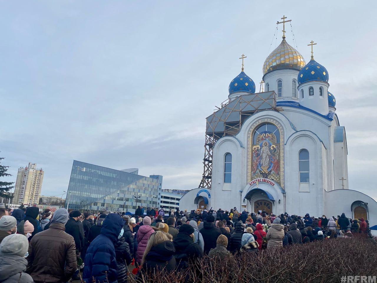 Тысячи людей пришли на прощание с Романом Бондаренко в Минске