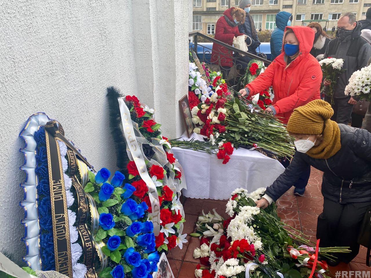 Тысячи людей пришли на прощание с Романом Бондаренко в Минске