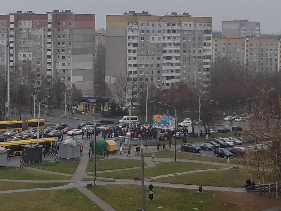 Люди вышли на акцию протеста в разных районах Минска (онлайн)