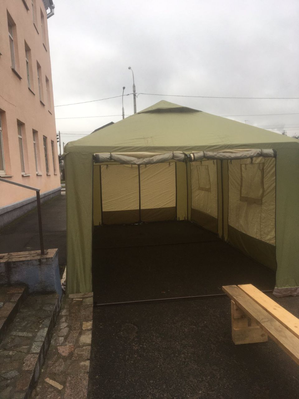 Палатки ожидания для пациентов поставили перед поликлиниками в Минске