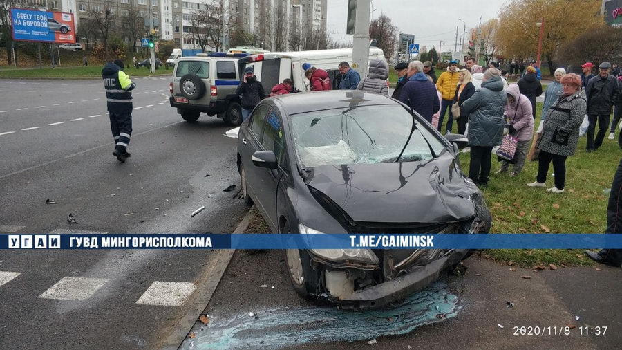 В Минске перевернулась машина скорой помощи