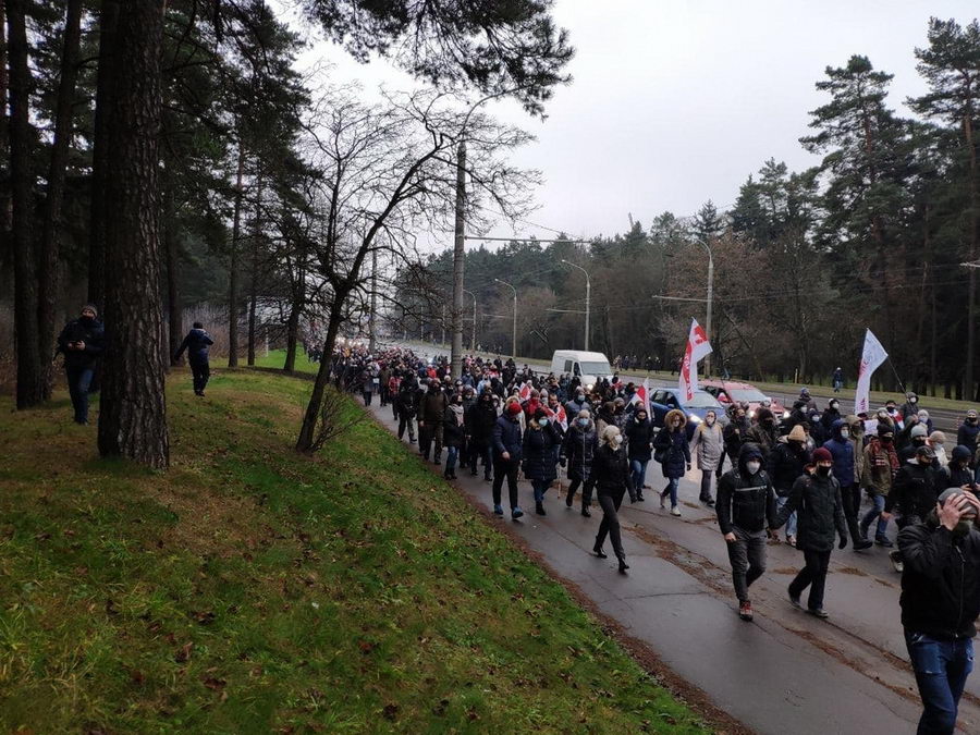 Люди вышли на акцию протеста в разных районах Минска (онлайн)