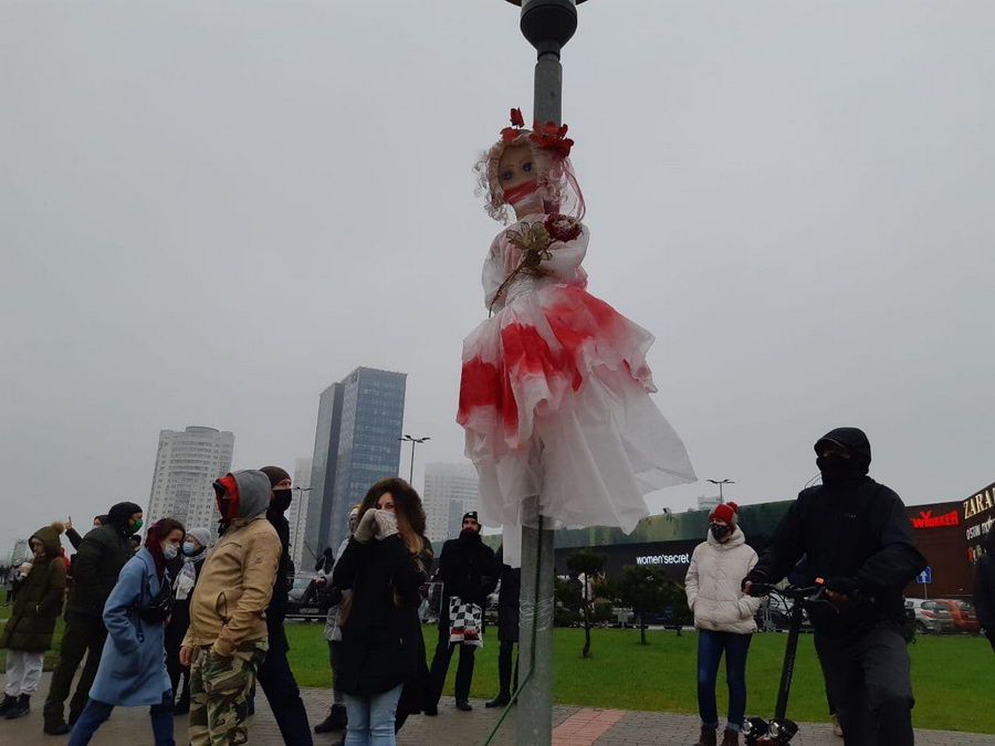 Люди вышли на акцию протеста в разных районах Минска (онлайн)