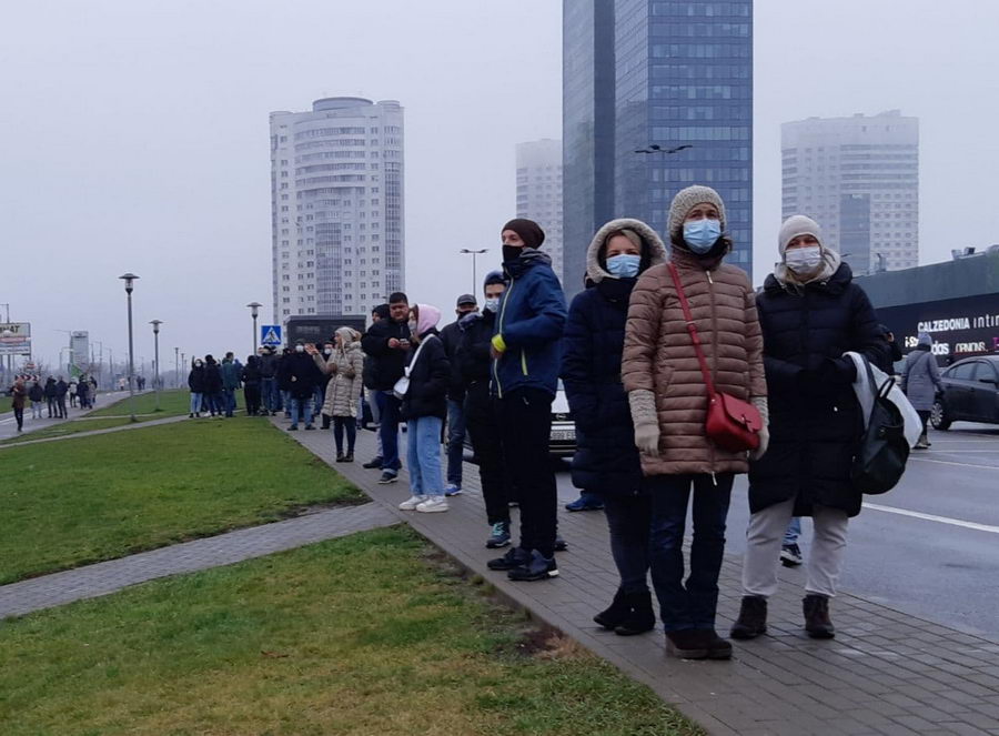 Люди вышли на акцию протеста в разных районах Минска (онлайн)