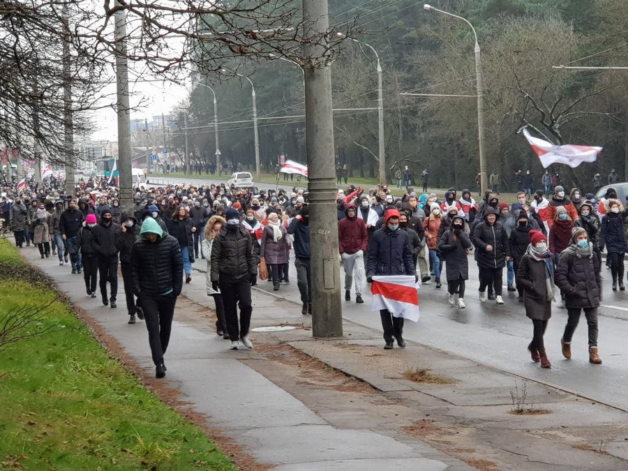 Люди вышли на акцию протеста в разных районах Минска (онлайн)