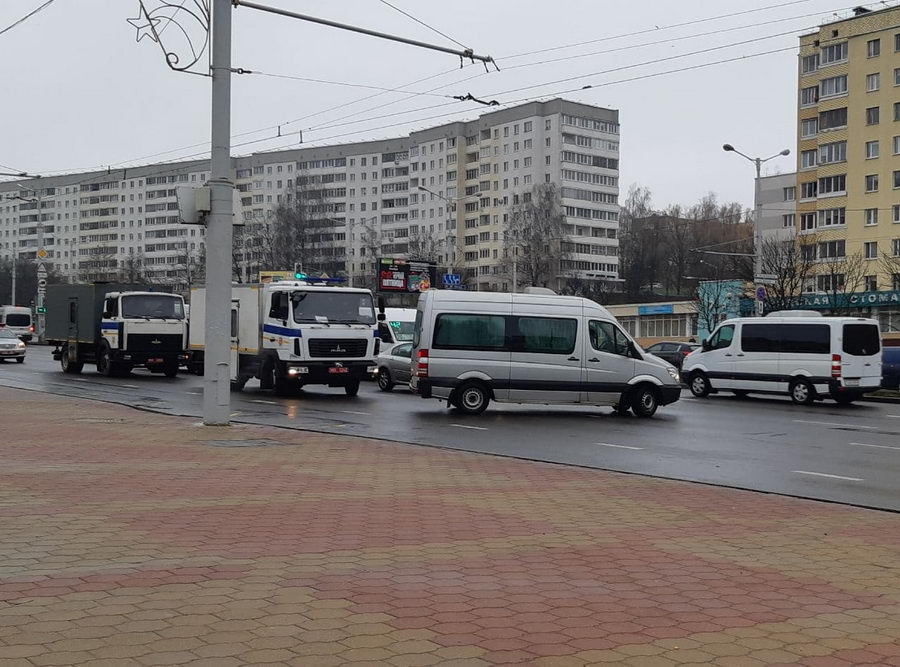 Люди вышли на акцию протеста в разных районах Минска (онлайн)