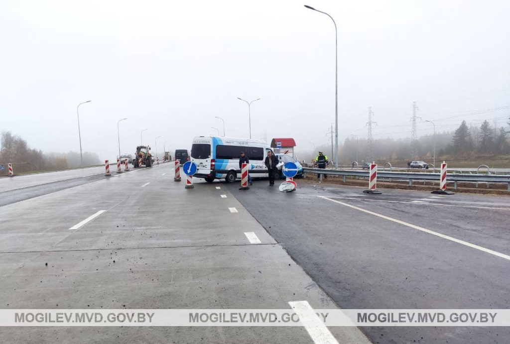 Маршрутка врезалась в легковушку на выезде из Могилева