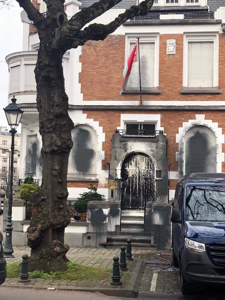 «Нагадили и убежали» – неизвестные осквернили здание посольства Беларуси в Бельгии