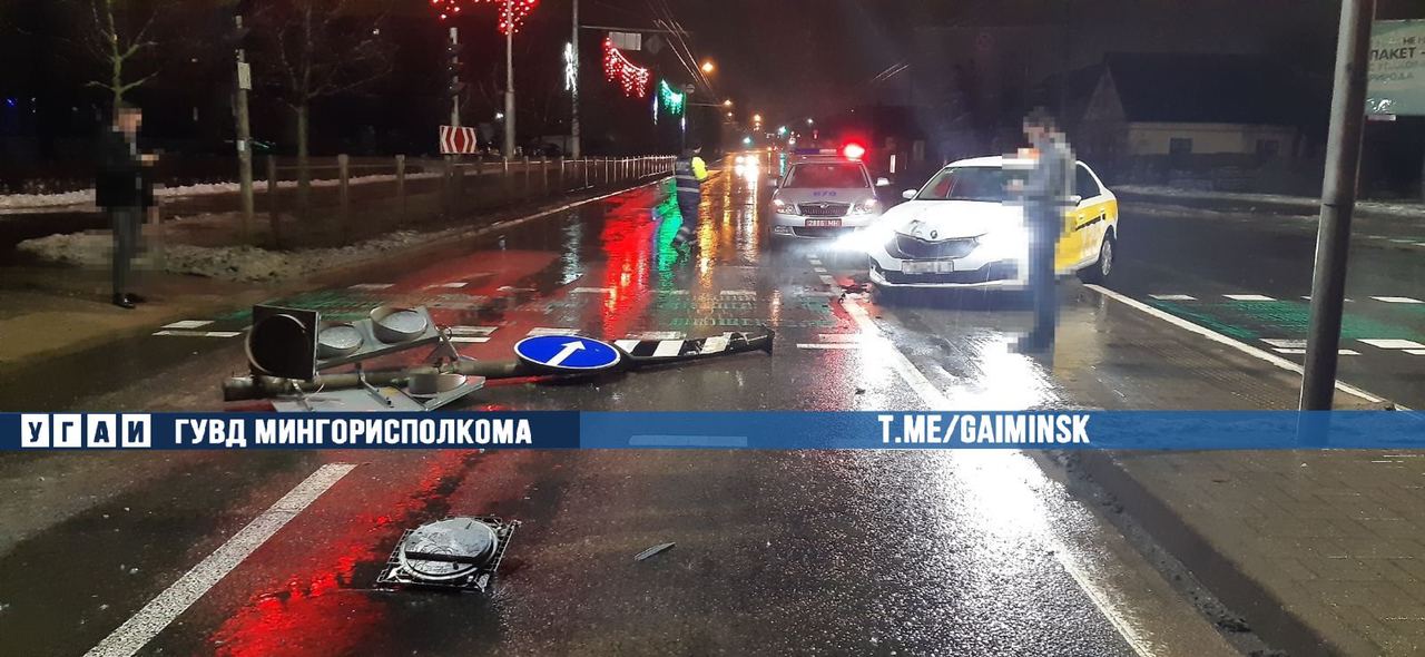 Один водитель снес светофор, а второй врезался в фонарь в Минске