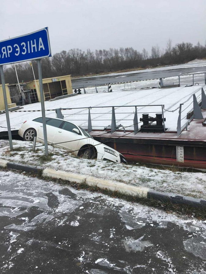 Авто съехало в реку и застряло между берегом и паромом