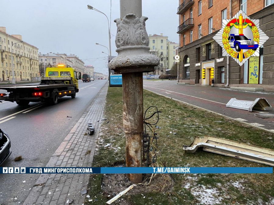 В Минске водитель уснул за рулем и врезался в столб