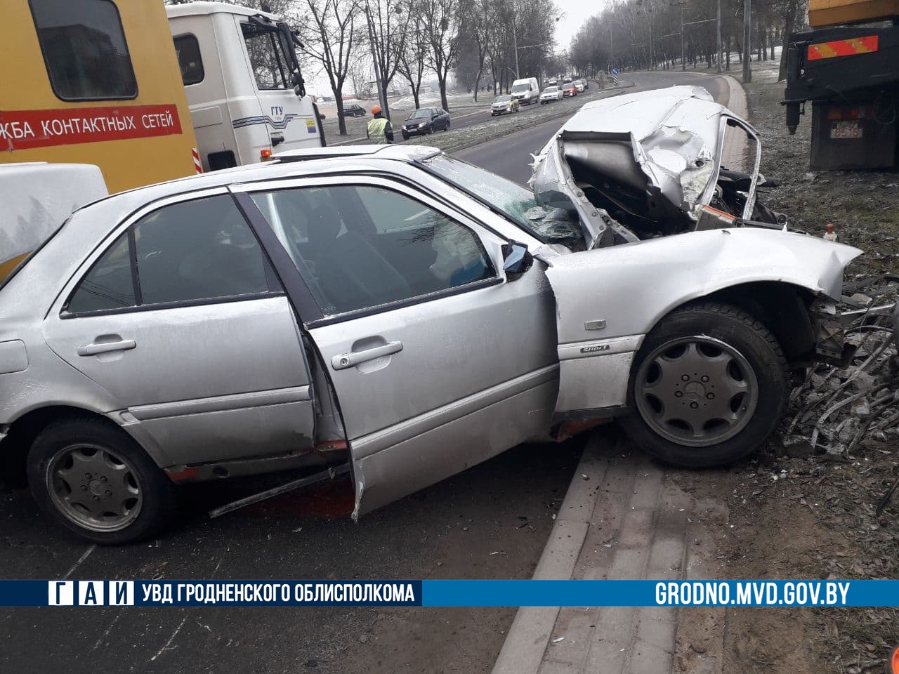 Столб упал на легковушку в Гродно